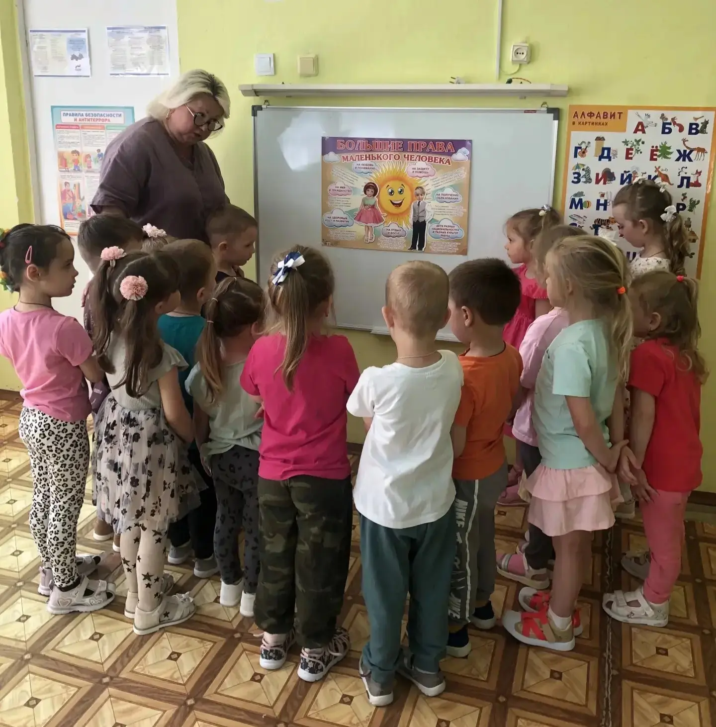 Шёл малыш знакомиться с правами. 

По извилистой дорожке
Шли по миру чьи- то ножки.
Вдаль смотря шир