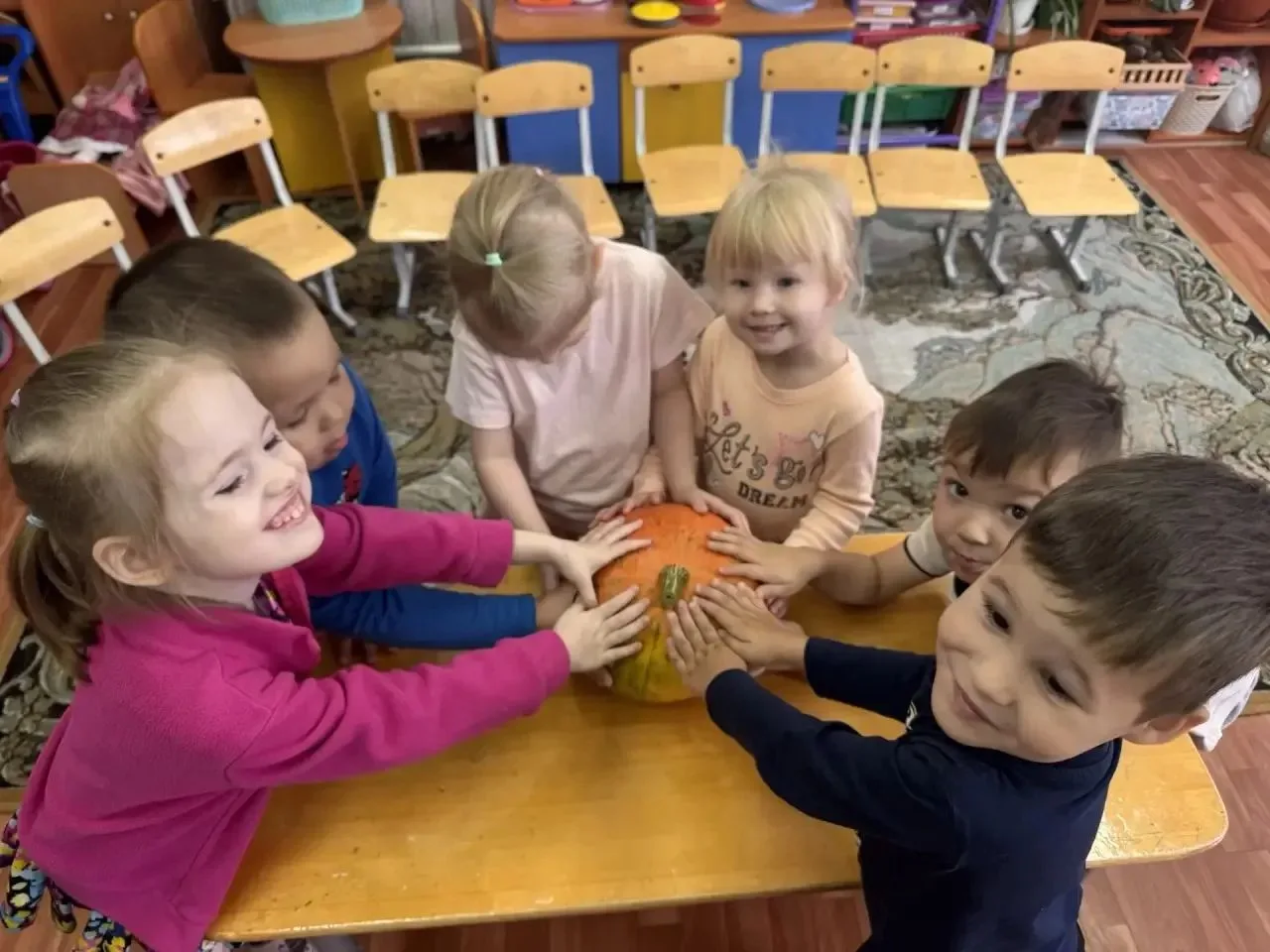 «Тыква осенью созрела, и пока лежит без дела. Привезем ее домой, сварим кашу мы зимой»С...