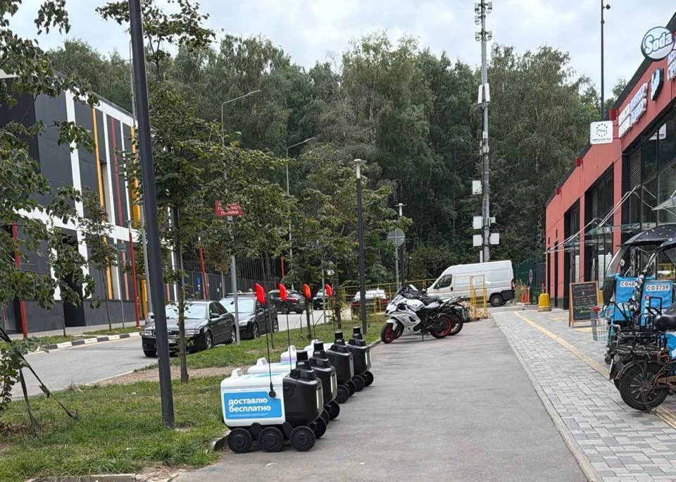 ❗️В ЖК «Спутник» доставку из «Яндекс Лавки» начали осуществлять роботы-курьеры.