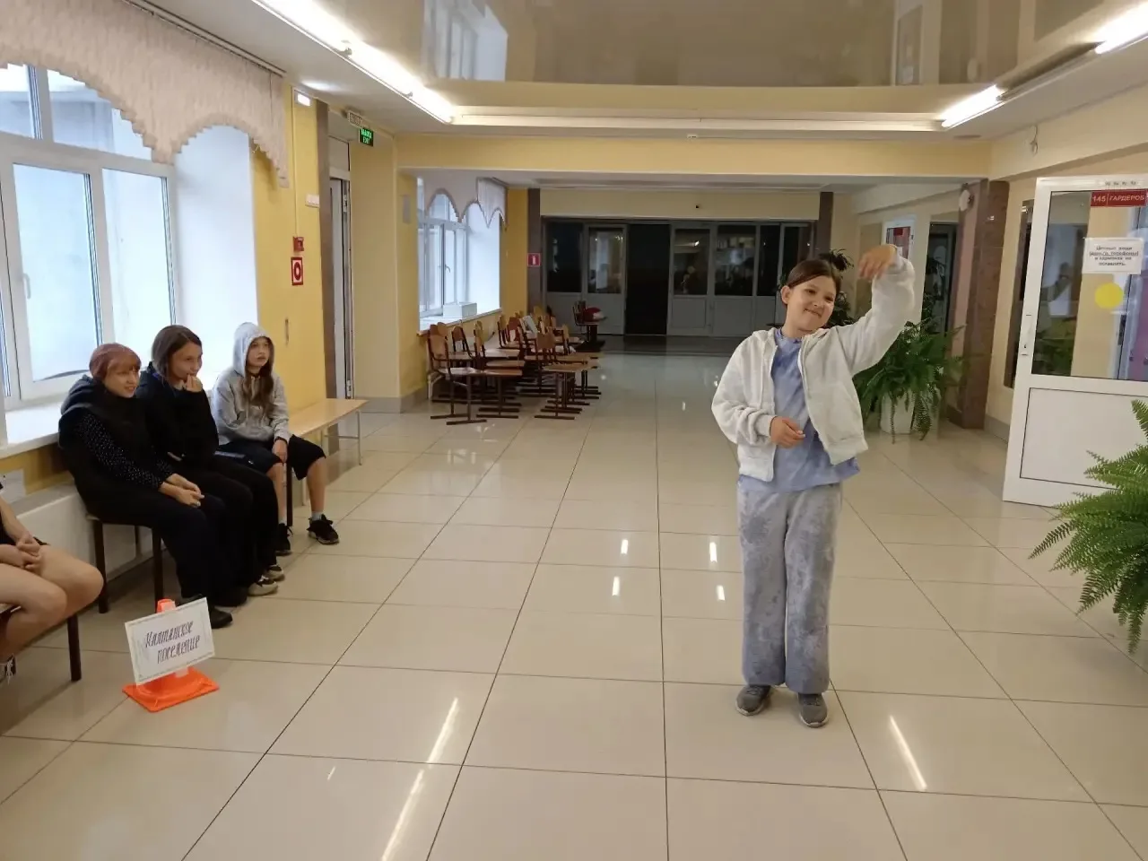 Несмотря на проливной дождь самые активные участники волонтёрского отряда "Руки добра" ...