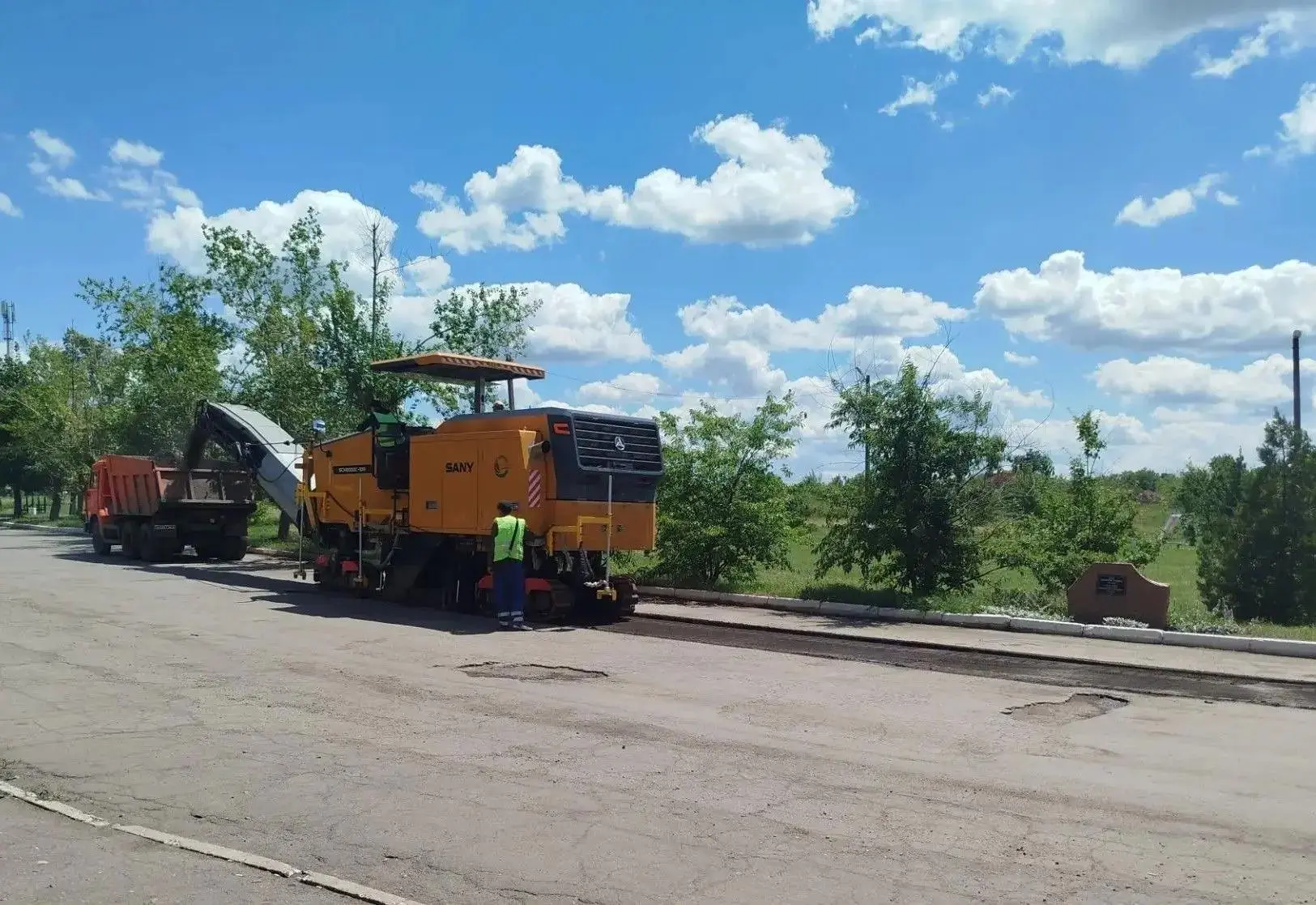 В городе Петровское начались работы по ремонту дорожного полотна на центральной городск...