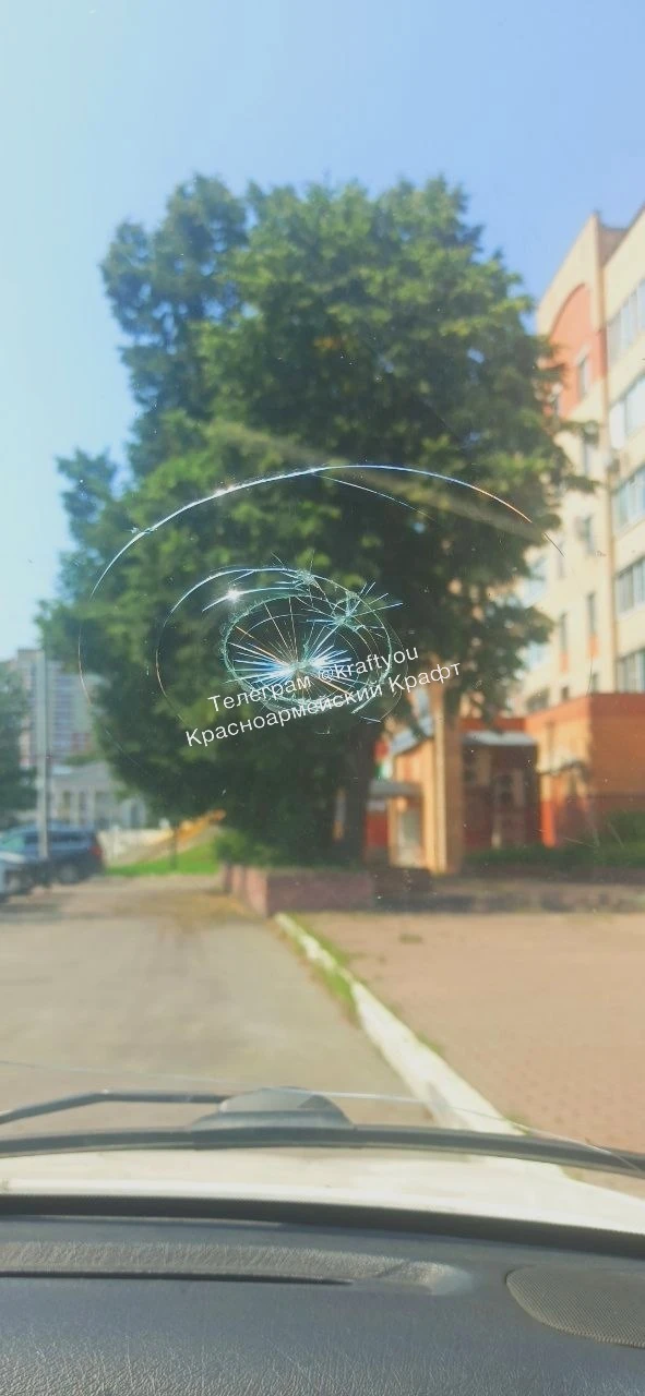🚨 На проспекте Испытателей у Ашана обстреляли машину
