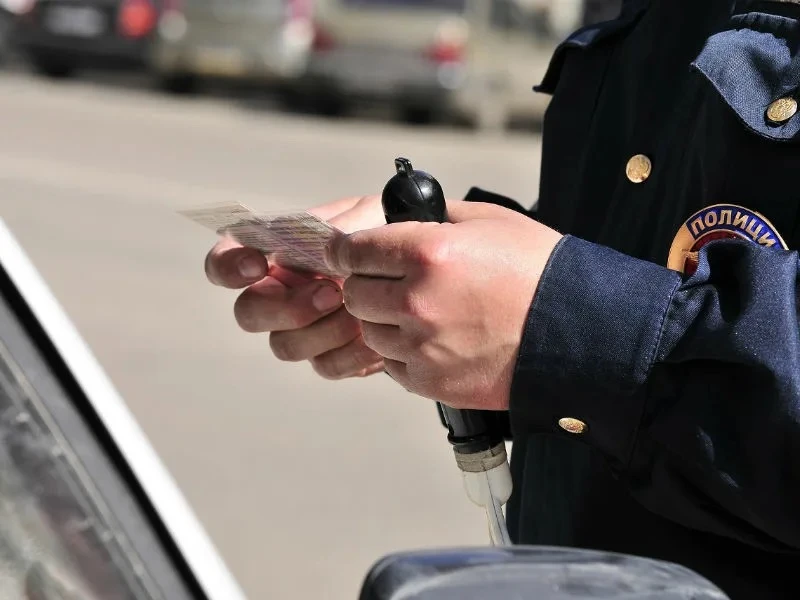 Десять лет на обмане: житель Старого Оскола предстанет перед судом за поддельные права ⚖️