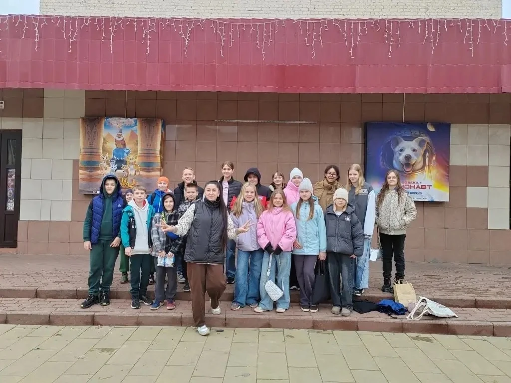 Каникулы завершились на культурной ноте!  5 г класс 28-го марта посетил кинотеатр "Салют". Дети с уд