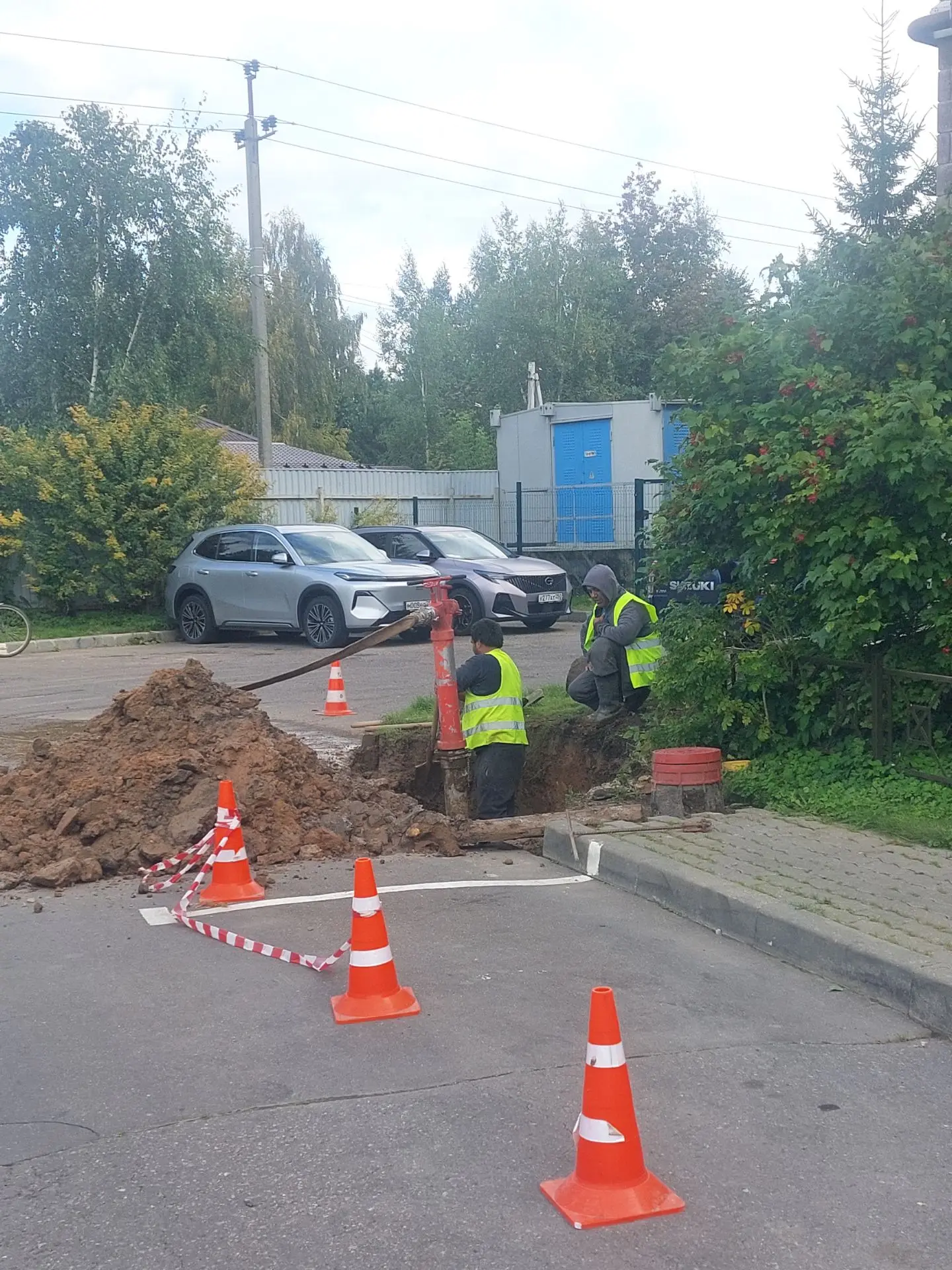 Уважаемые жители МКД! Дом 4. Подрядчик продолжает ремонтные работы по замене подземного...
