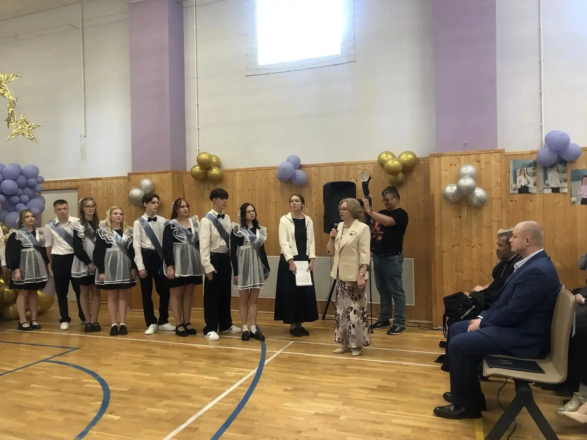 Сегодня для учеников одиннадцатых классов МБОУ "Лицей Климовска" прозвучал Последний звонок! С благо