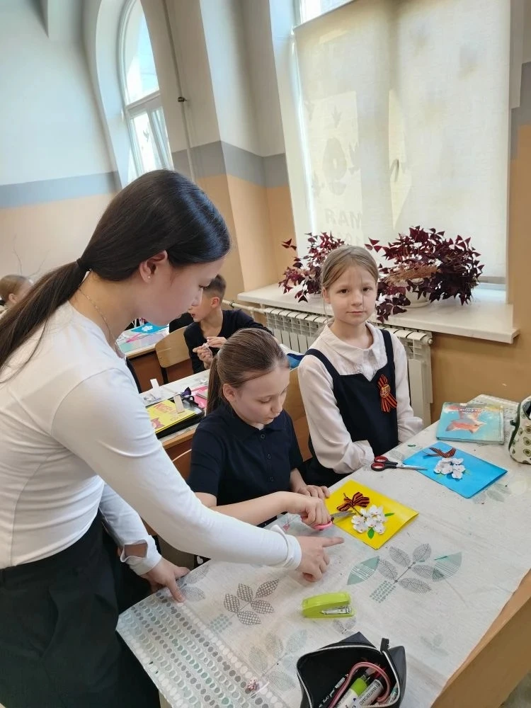 🌟 Сегодня в нашей школе — творческий десант! 🌟  Ученики 5-го класса пришли на помощь ребятам из 4-го
