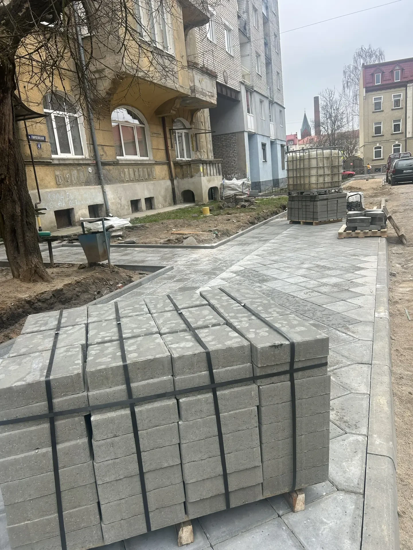 В Черняховске на ул. Гвардейской приводят в порядок тротуар  Отметим, на сегодняшний день Черняховск