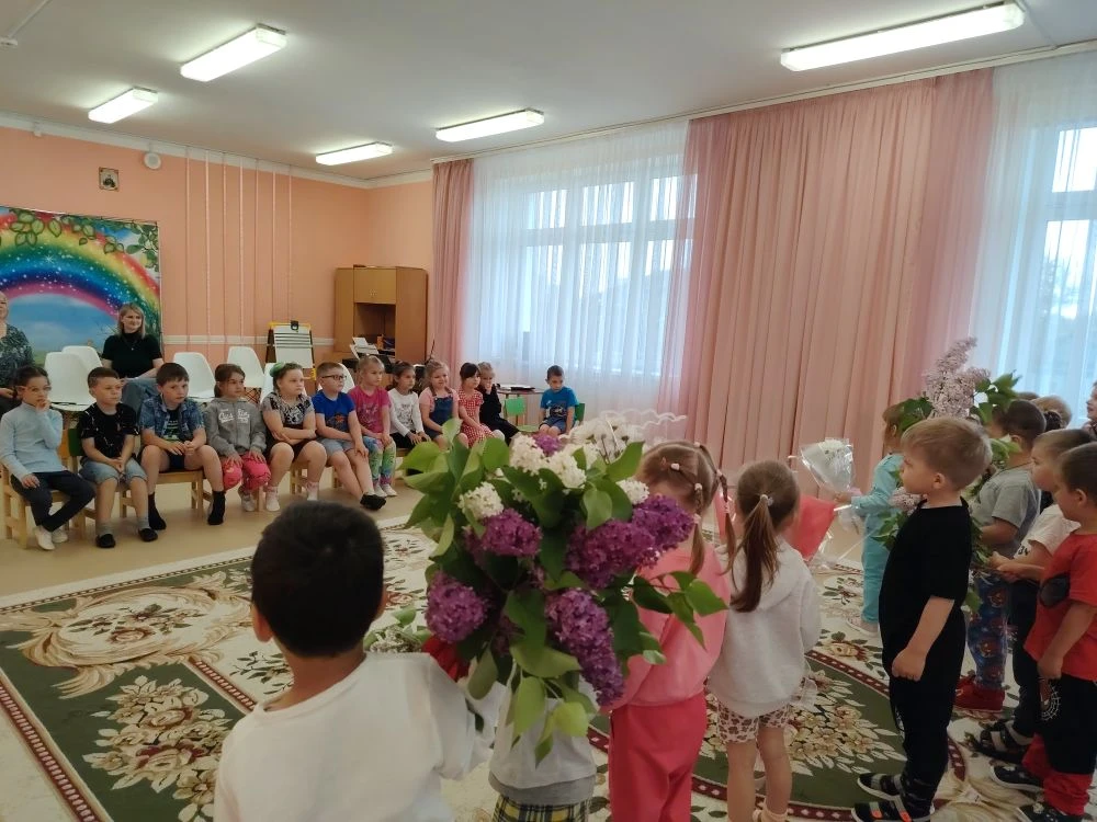 Поздравлять детей подготовительной группы "Лучики" приходили ребята второй младшей груп...