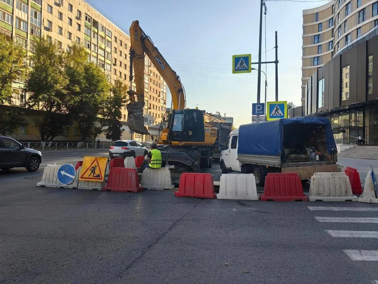 В Тюмени частично перекрыли улицу Профсоюзную на участке от Елецкой до Советской. Причи...