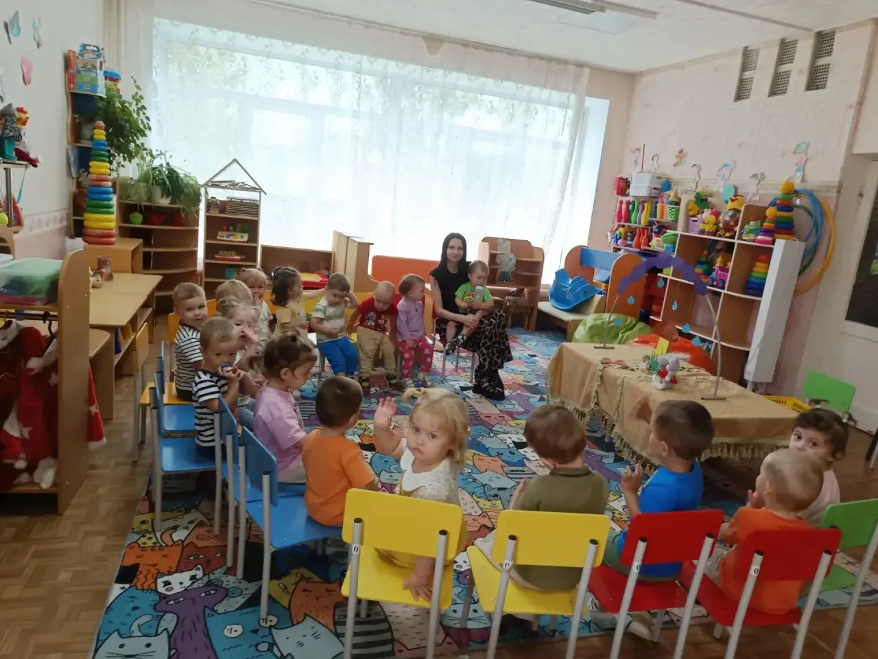 🍄 Сегодня сказка В. Сутеева «Под грибом» заглянула к малышам из группы №1! 🦊🐰🐭