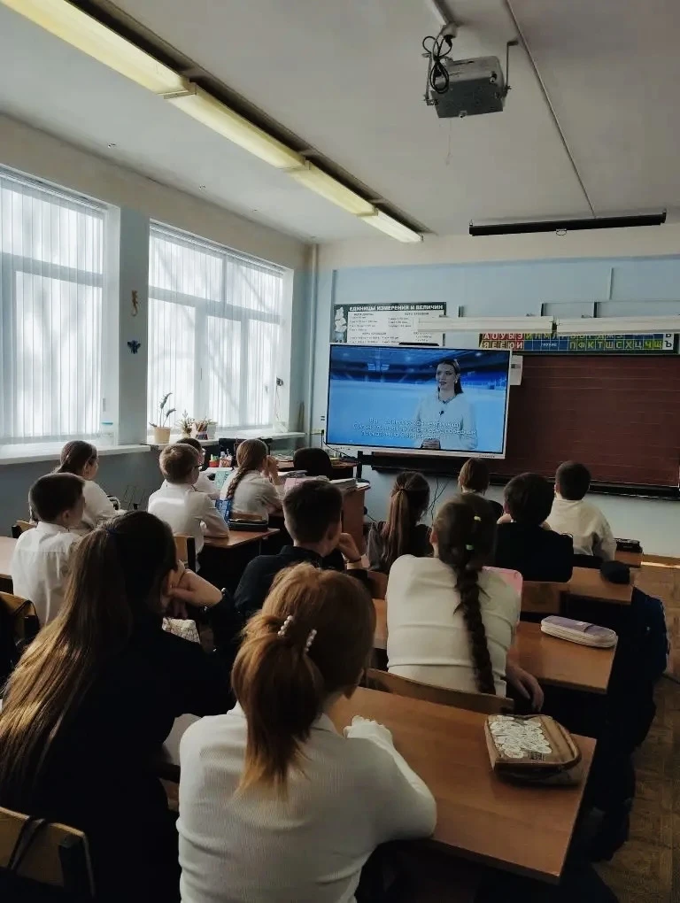 🏫 В нашей школе последний понедельник перед каникулами начинается с разговоров о важном. Сегодня оче