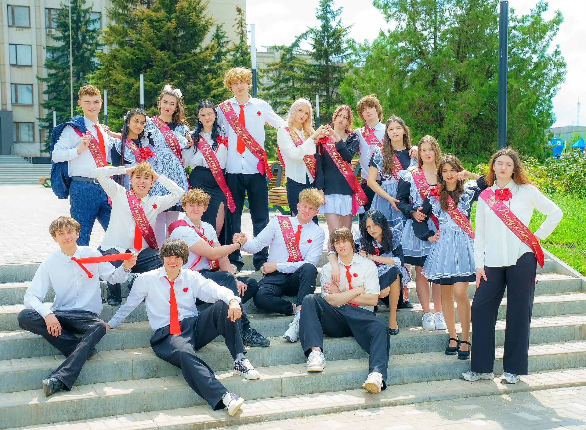 🎓 Выпуск 2026 года Алчевской средней школы №6 - это не просто класс, это настоящая семья!