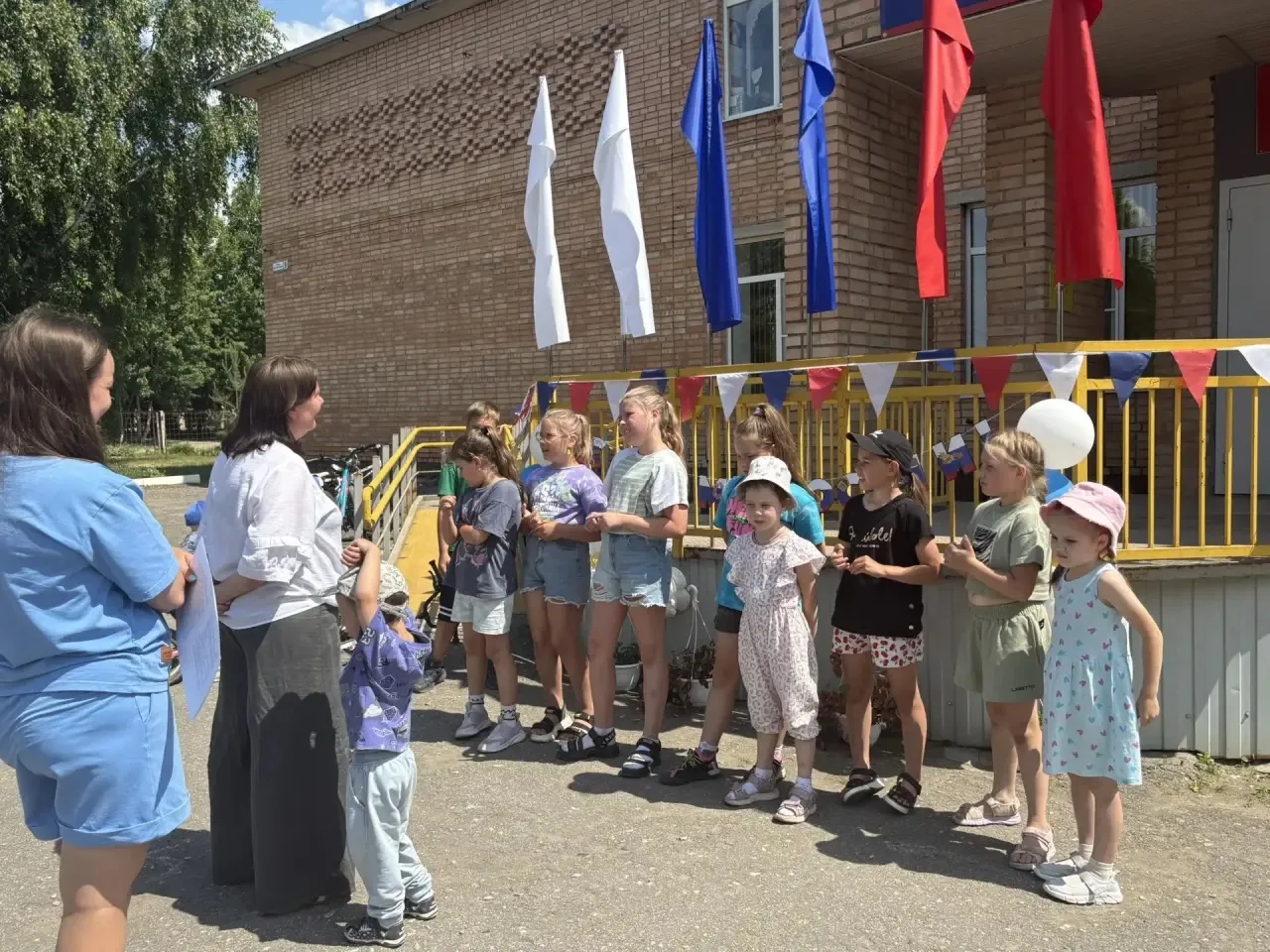Сегодня советник по воспитанию Левина Т. Ю. и директор школьного лагеря «Сияние» Суслякова А. Д. про