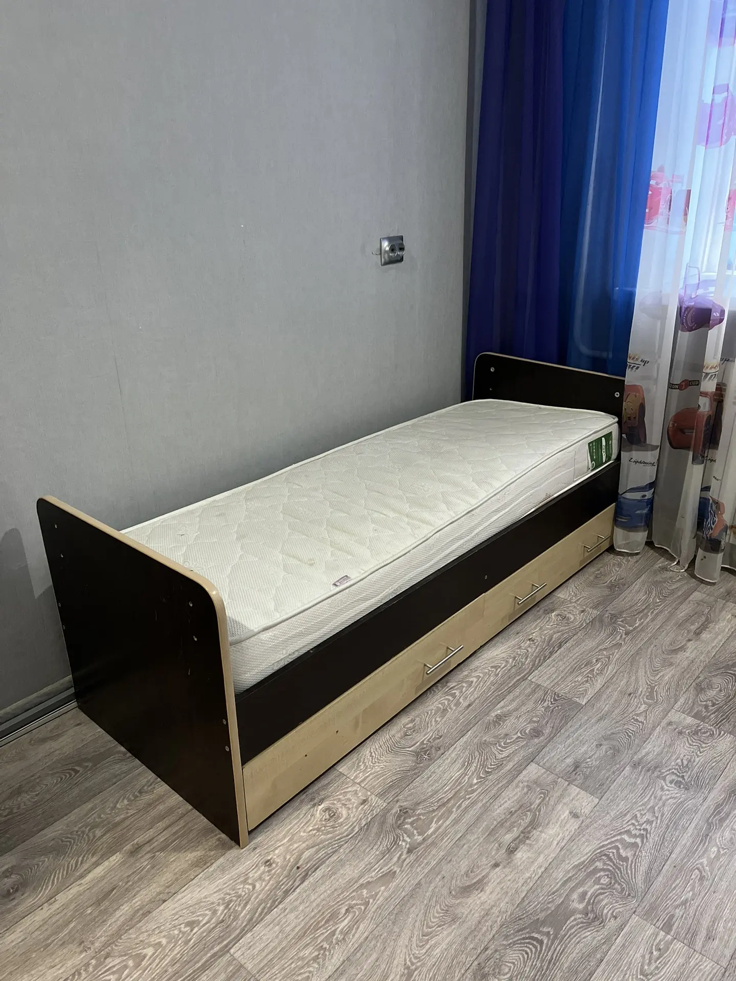 Добрый вечер, отдам за шоколадку детскую кровать 1,9 на 0,7 с матрасом, тумбу, шкаф рас...