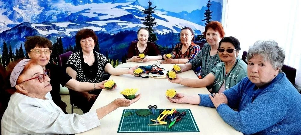 🌼 Весна в руках: в Тигильском КЦСОН прошёл творческий мастер-класс!