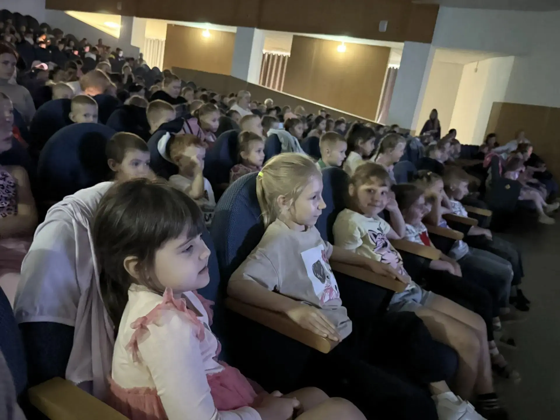 Старшая Б и подготовительная Б группы посетили ГДК «Звезда» для просмотра мультфильма: 
«Сказ о Петр