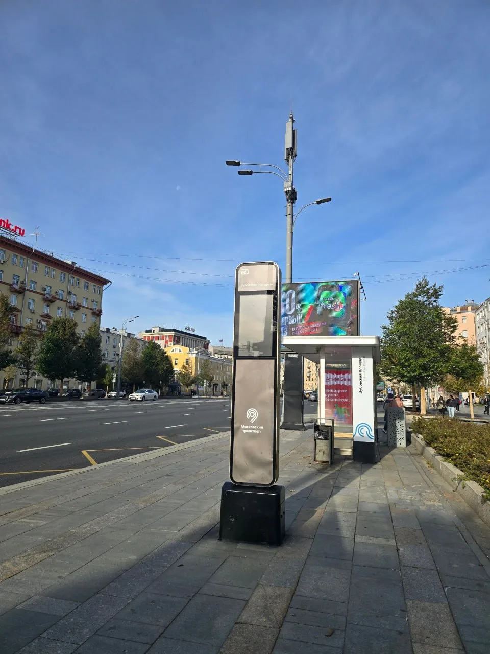 На «Зубовской площади» сегодня не работает табло. «Оно показывало загрузку, а потом пог...