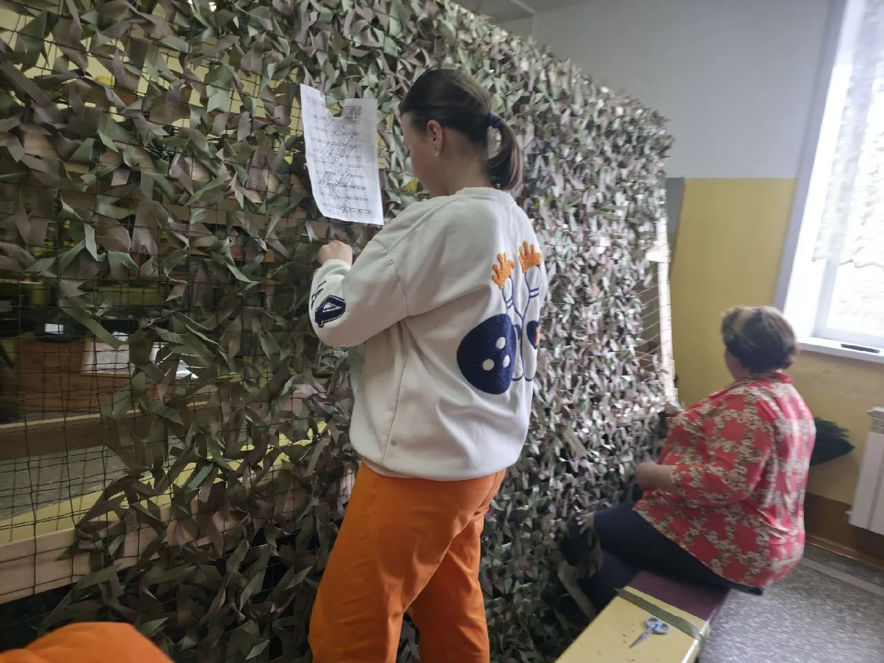 🌟 Учащиеся нашей школы продолжают важное дело — плетение маскировочных сетей для участ...