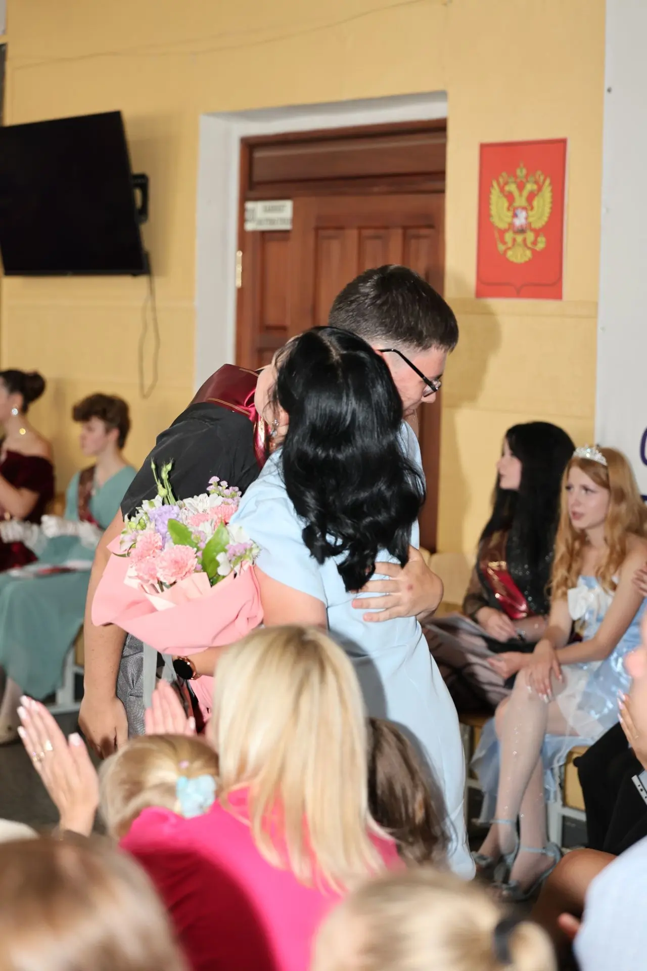 Теплые объятья 🤗 слезы радости ✨ яркие улыбки 💜нежные образы выпускниц 🎓элегантные в...