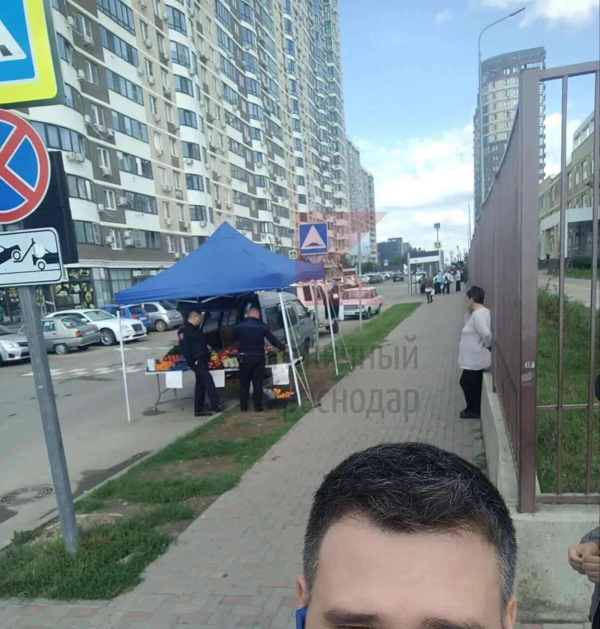 🚧 У школы №110 в Краснодаре торгуют прямо у пешеходного перехода