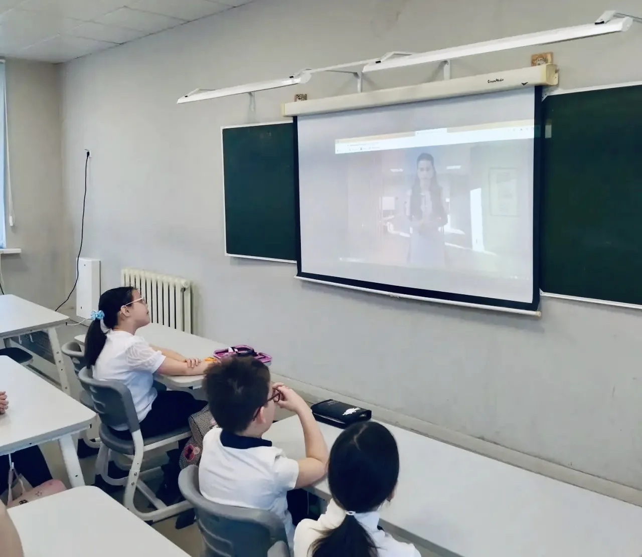Как совладать с эмоциями❓  📌В лицее утро понедельника для школьников традиционно началось с торжеств