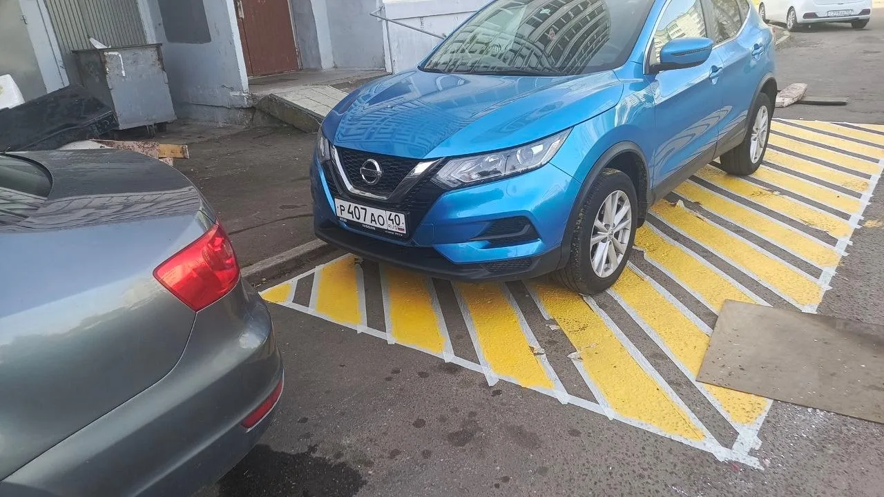Это что за персональный спецучасток у подъезда?
