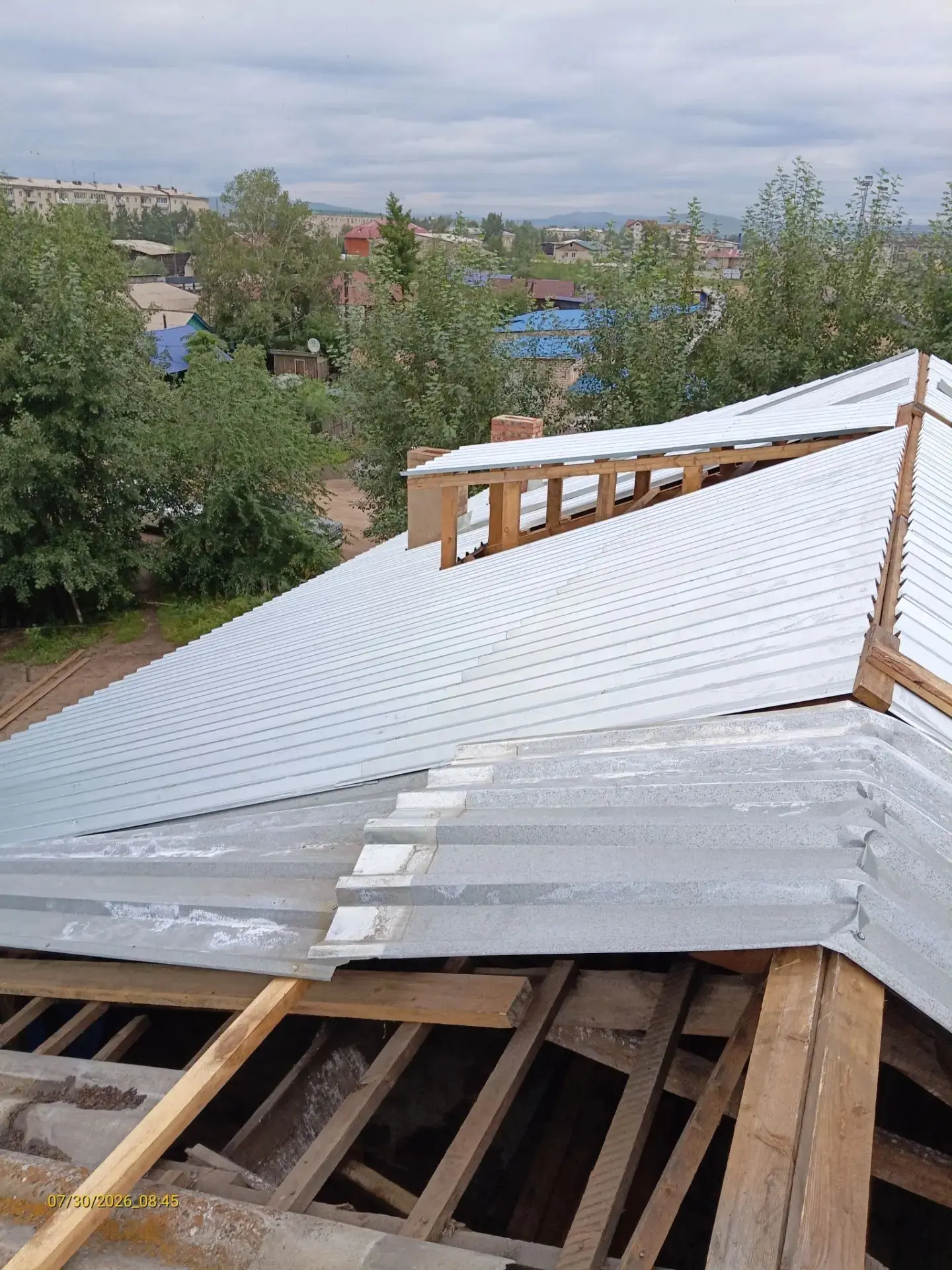 🛠 Полным ходом идут работы по капитальному ремонту крыши в пгт. Чернышевск, по адресу ...
