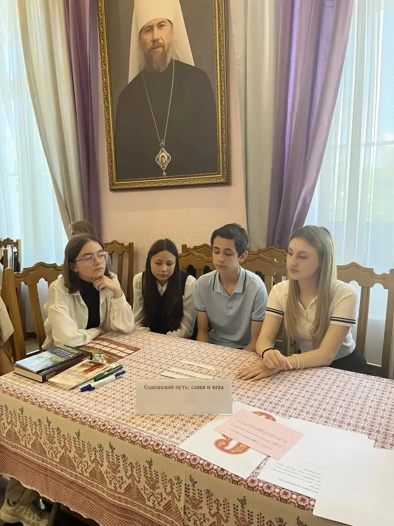 21 мая учащиеся 10 "Б" класса (Ануфриенко Ксения, Авдеева Софья, Алтухов Ярослав, Митря...