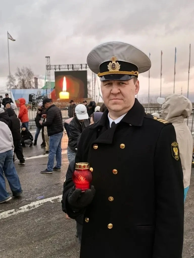 СОГРЕЕТ СЕРДЦЕ ПАМЯТИ СВЕЧА...  ...Ты помолчи, Ты просто помолчи, Свеча горит и никогда не гаснет. К