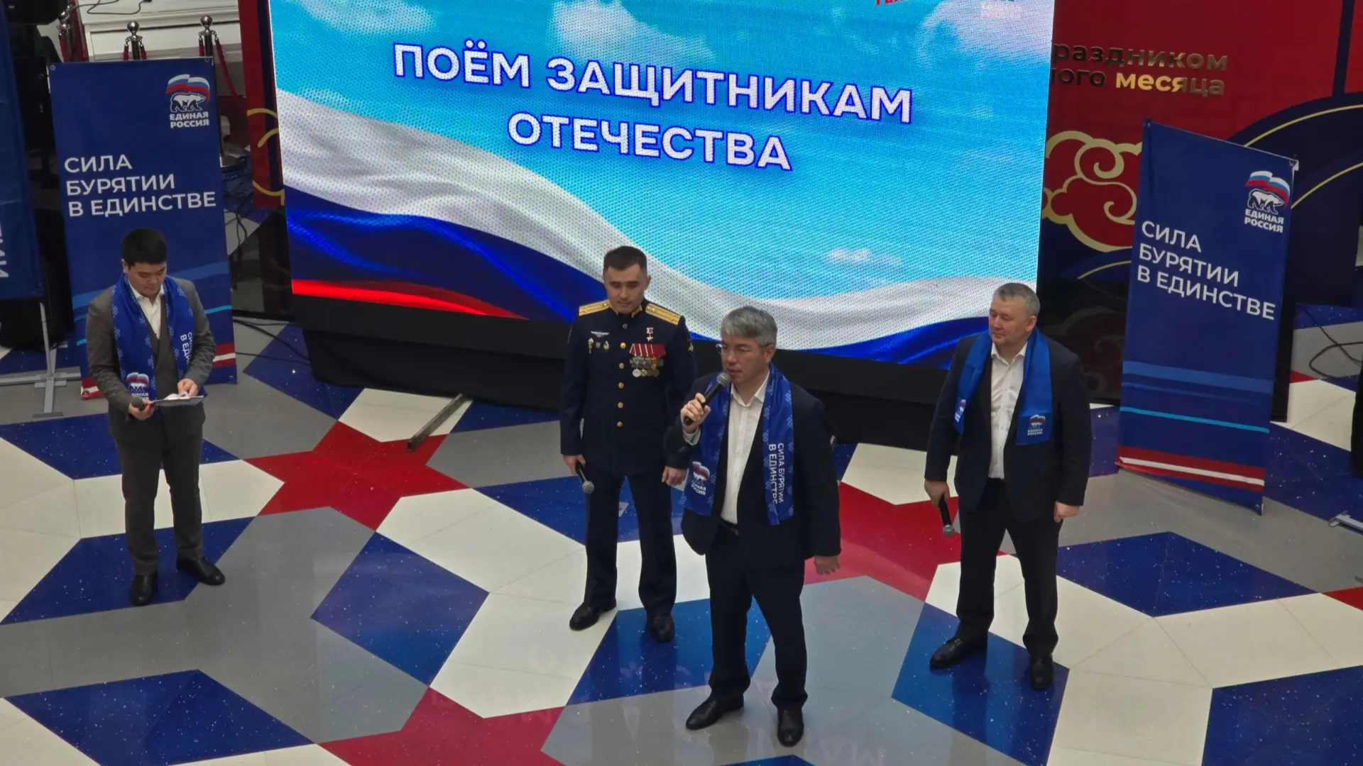 В ТРЦ «Форум» прошла акция «Поём защитникам Отечества» — творческие коллективы и жители города испол