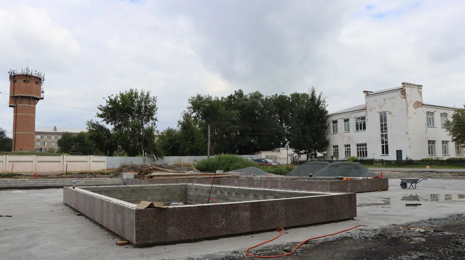 В Еманжелинске продолжается закладка аллеи Славы участников специальной военной операции