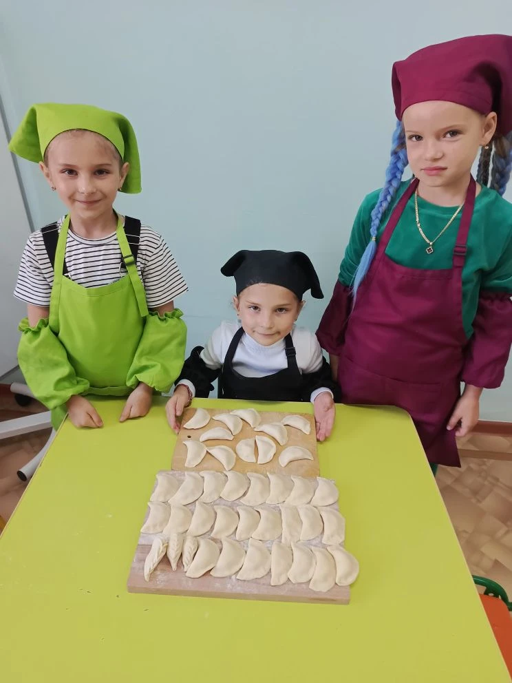 Сегодня  девчонки в детском саду лепили  вареники вместе с нашим поваром Евгенией Анато...