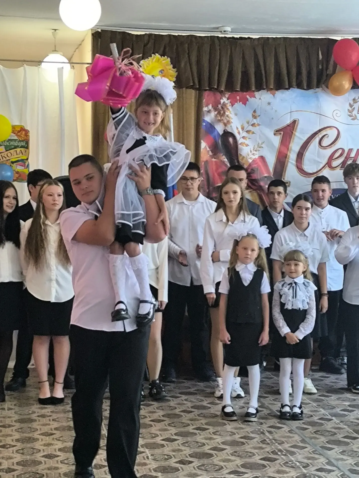 Сегодня в Еленинской школе состоялась торжественная линейка, посвящённая празднику Перв...