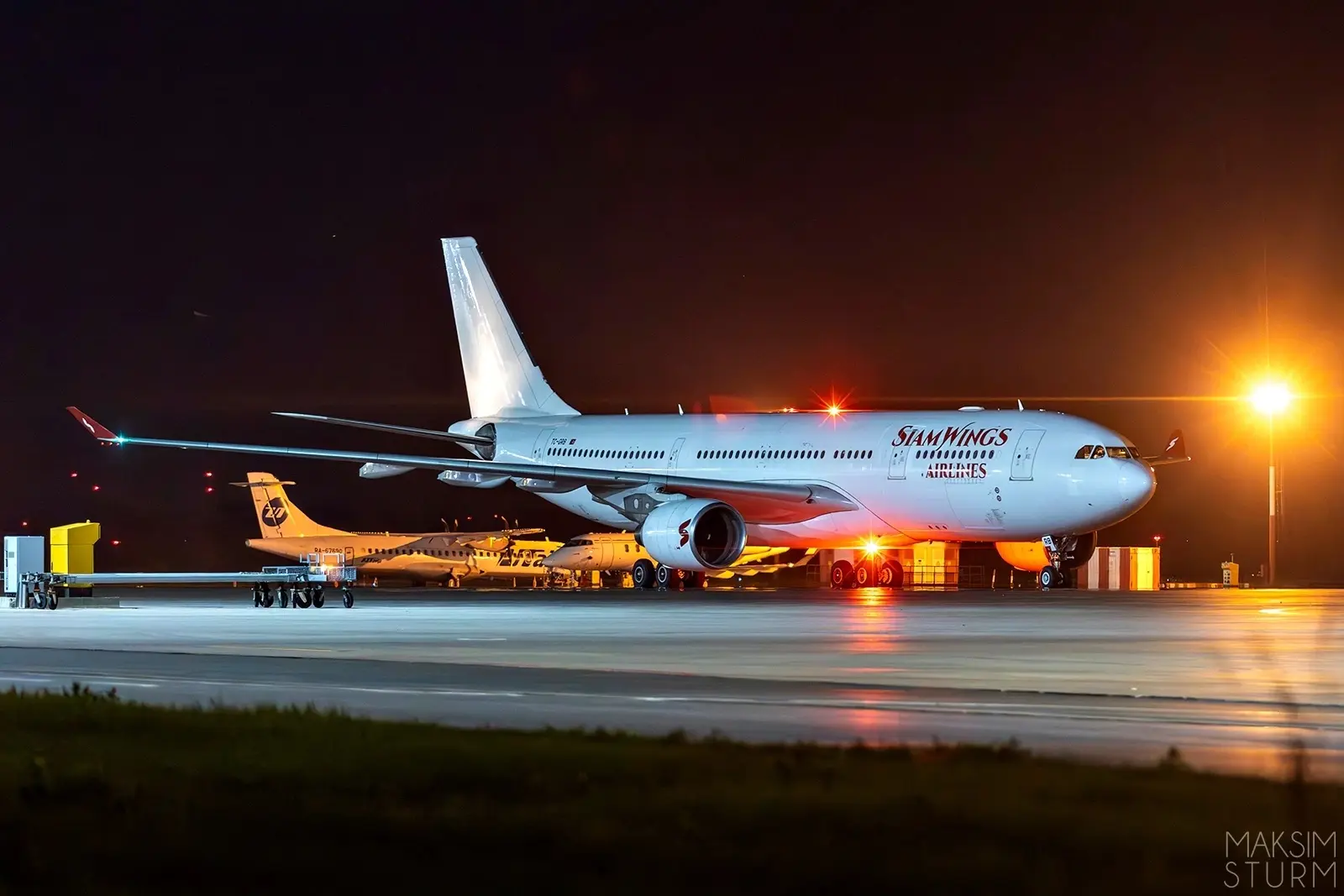 Интересный #гостьперрона попал в камеру нашего фотографа Максима Штурма недавно.

«Как кофе три в од