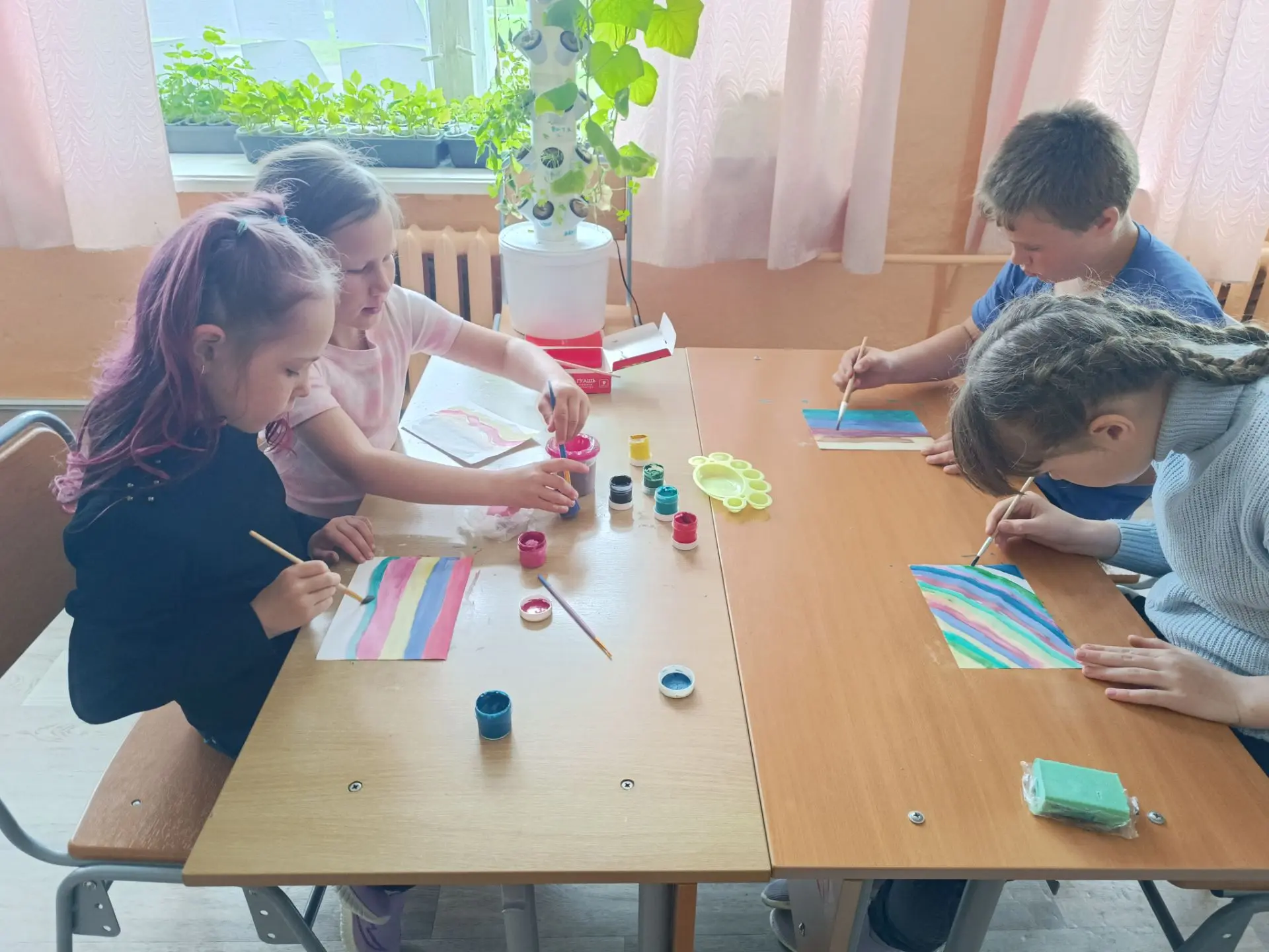 Привет, юные художники! 👋

Сегодня у нас волшебное рисование — граттаж! 🪄

Что это? А это когда мы