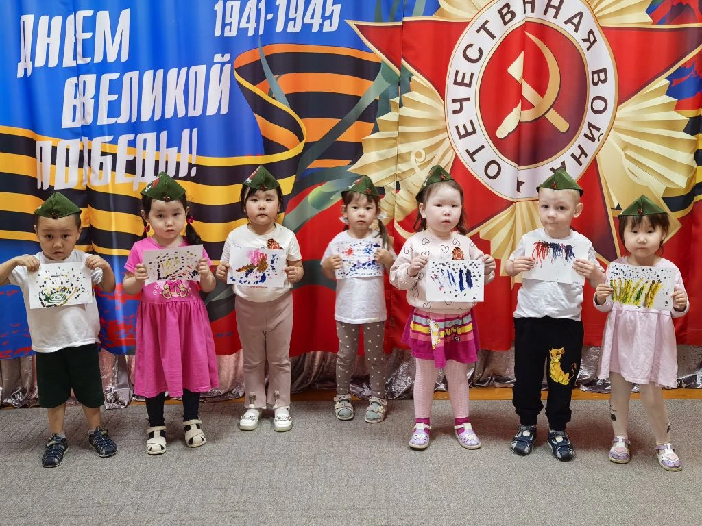 В младшей группе прошло замечательное занятие по рисованию «Салют Победы»