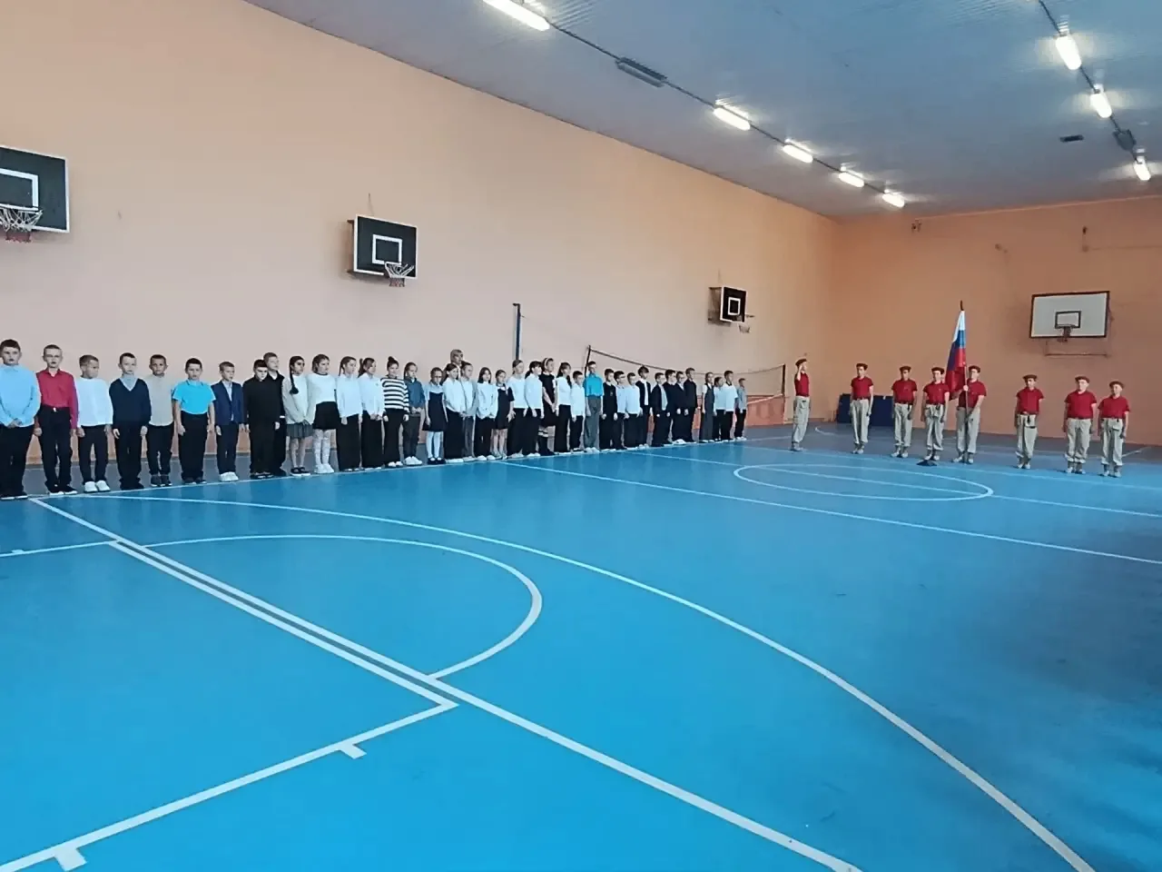 🇷🇺Сегодня, 7 сентября, в нашей школе прошла торжественная линейка выноса флага РФ и и...