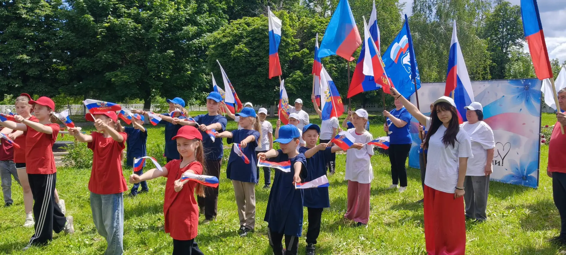 Флешмоб 
«Моя любимая Россия»
🇷🇺 🇷🇺 🇷🇺   Сотрудники ДК им Ленина пгт Новодарьевка и участники 