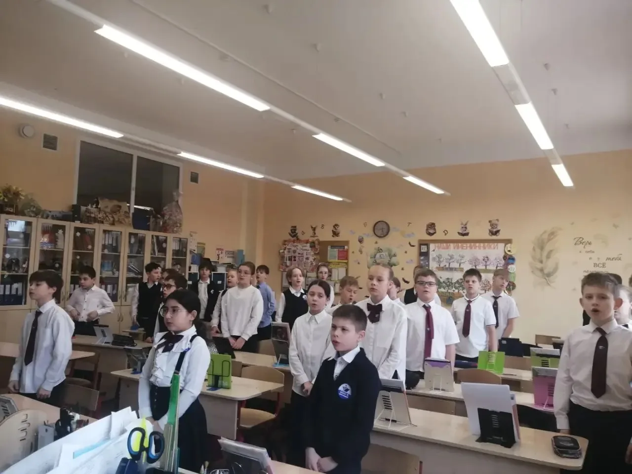 🌍 День Земли — каждый день!  Сегодняшнее утро, как всегда, началось с торжественного поднятия флага 