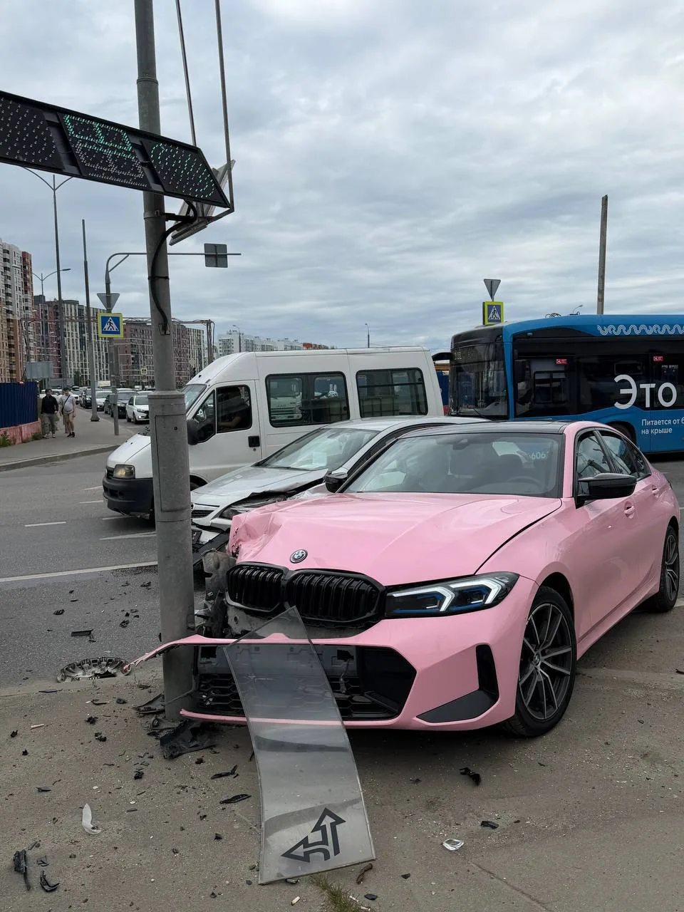 Розовая BMW снесла светофор в Троицке, врезавшись в опору на перекрестке