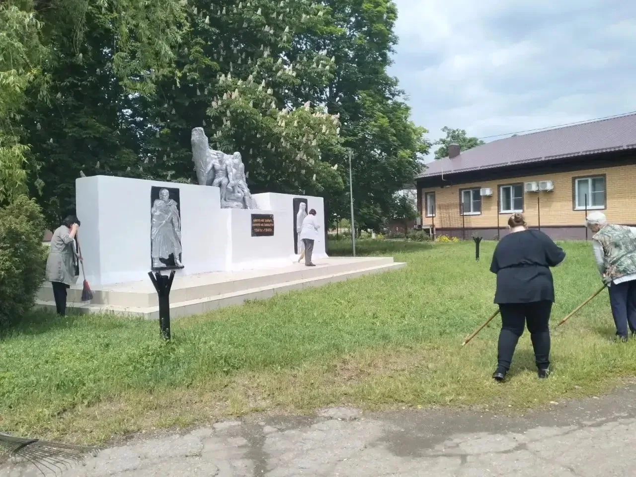 «Творение весны и труда»: в Ахтарском прошел субботник  Сотрудники СДК поселка  Ахтарского организов