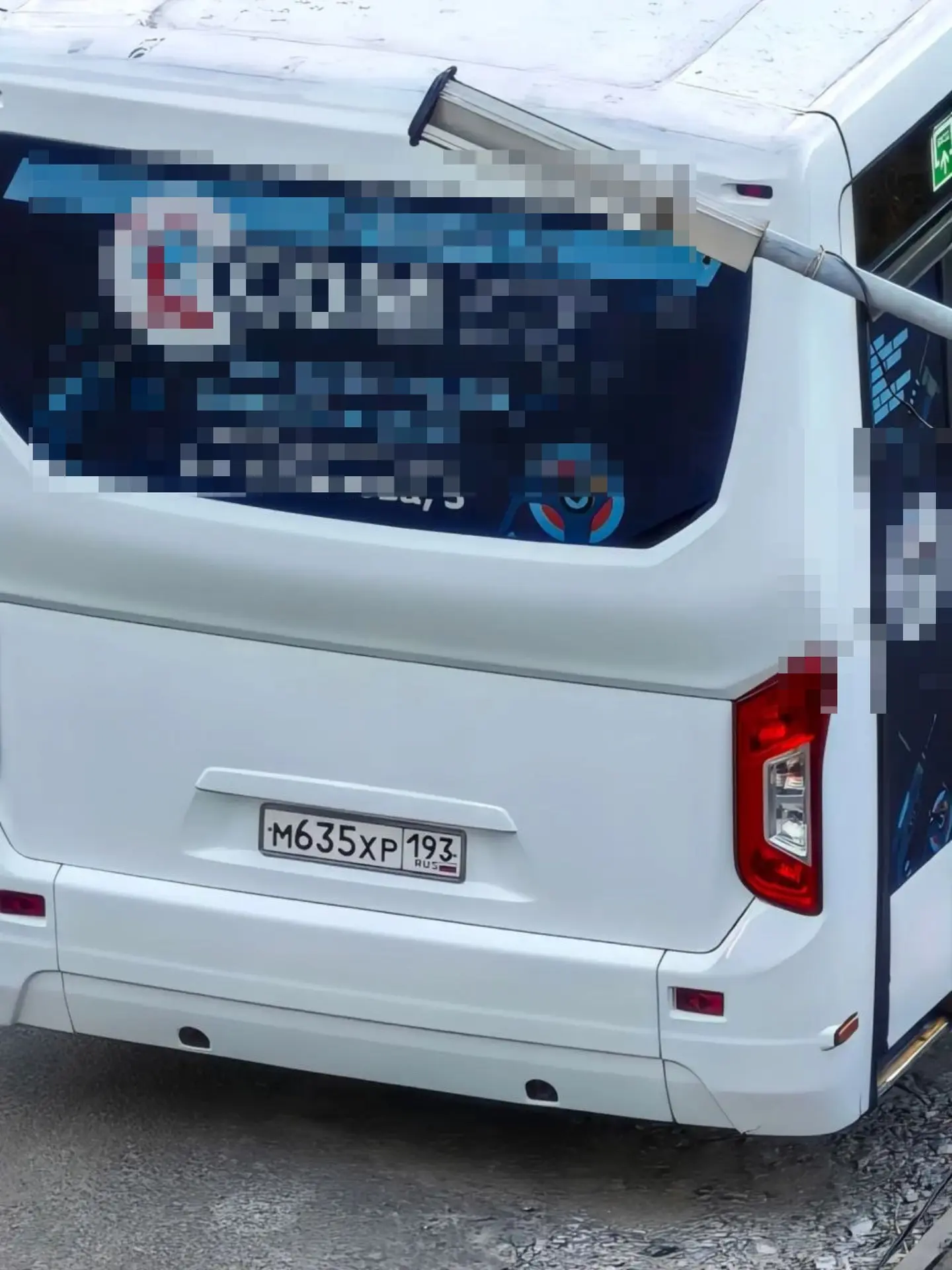 📝 нам пишут 

Водитель данного автобуса ставит своё средство между стройкой (которая находится возл