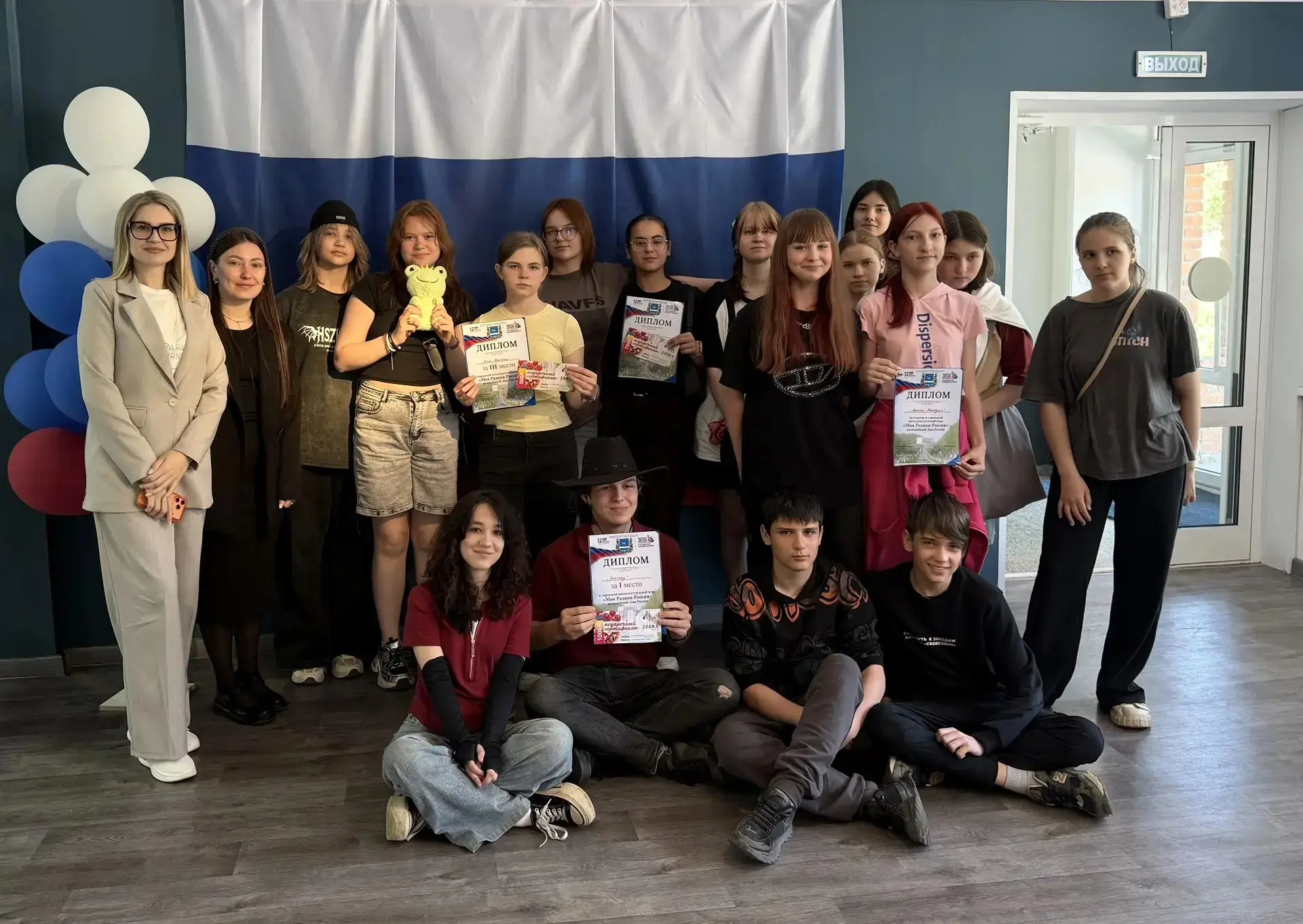 🧠 Наши умы в деле! 🥈

Вчера, в честь Дня России, команда нашей школы сразилась в интеллектуальной 