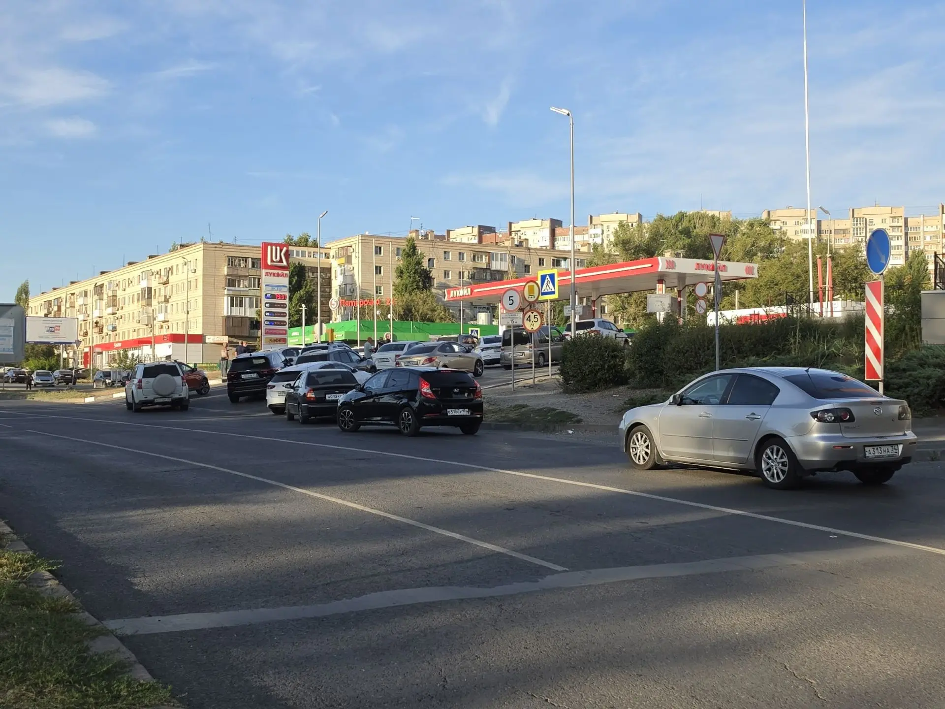 В Волгограде стоящие в очередях за топливом автомобилисты начали получать штрафы за не ...