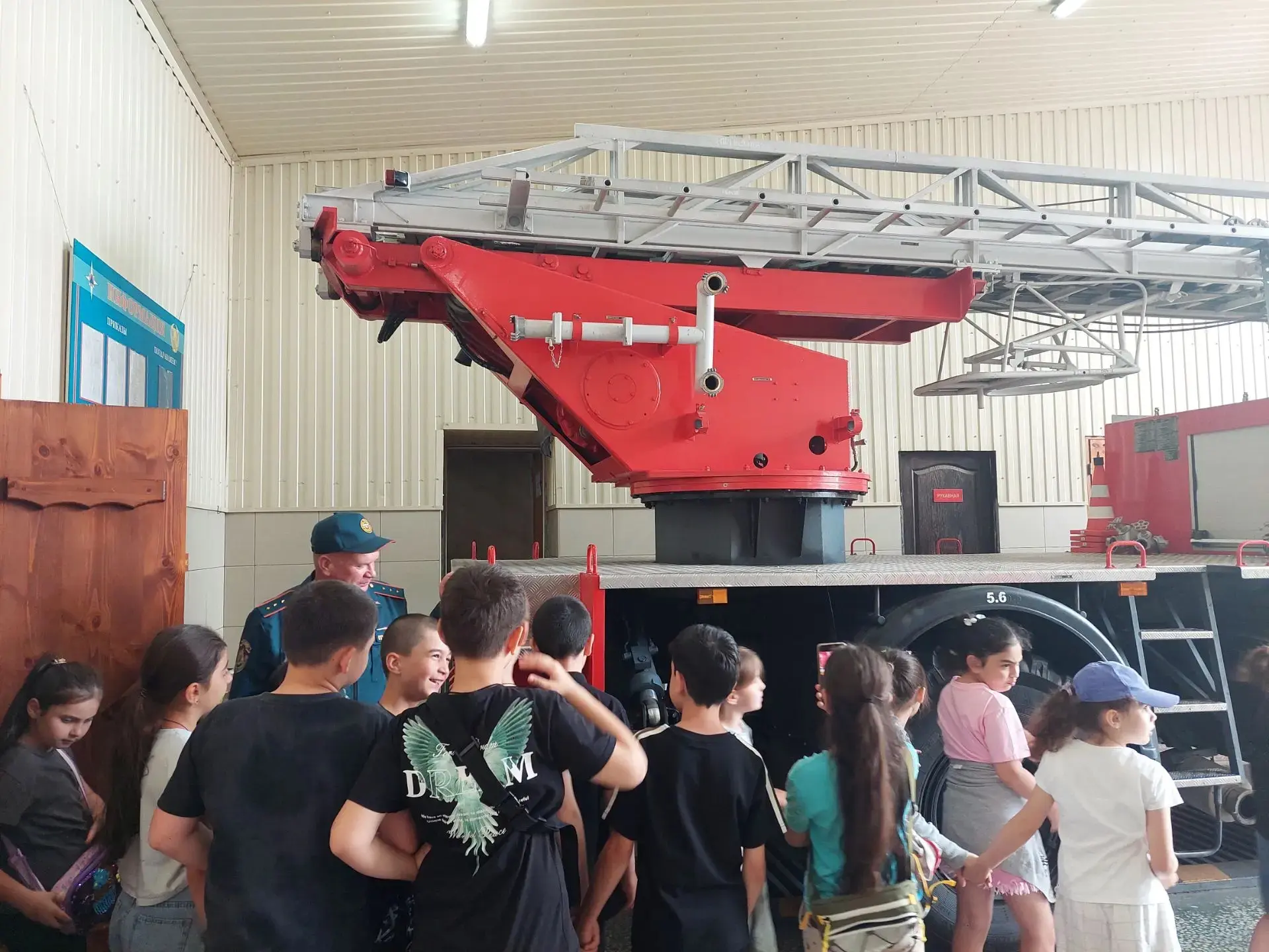 🚒🔥Увлекательная экскурсия в пожарную часть!

Вчера ребята нашего лагеря отправились в захватывающе