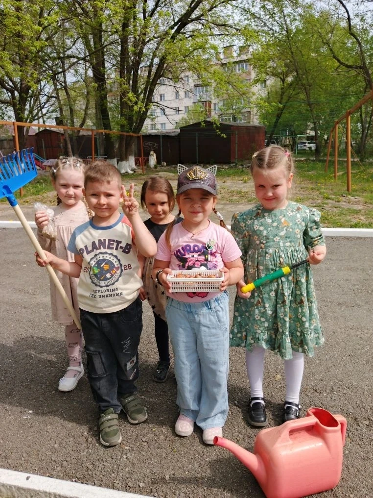 Трудиться детей приучаем с детства. Вместе с детьми вырастим рассаду цветов и овощей. К...