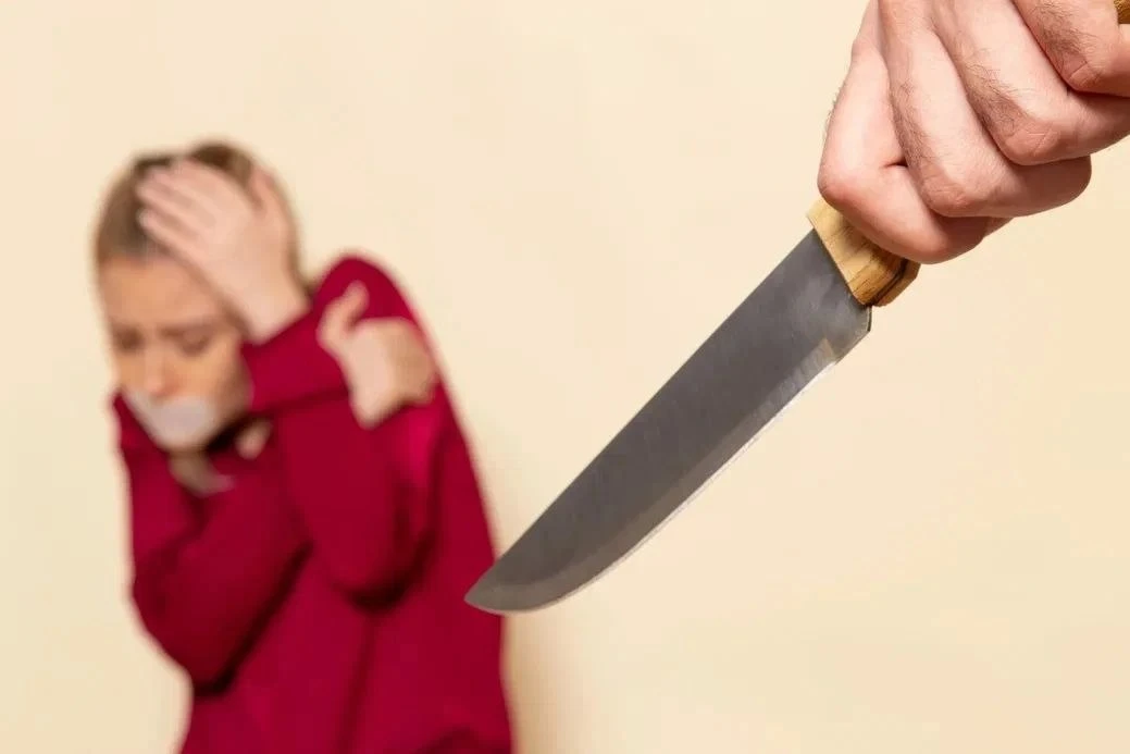 Жительница Новоалтайска угрожала дочери ножом и истязала её четыре года