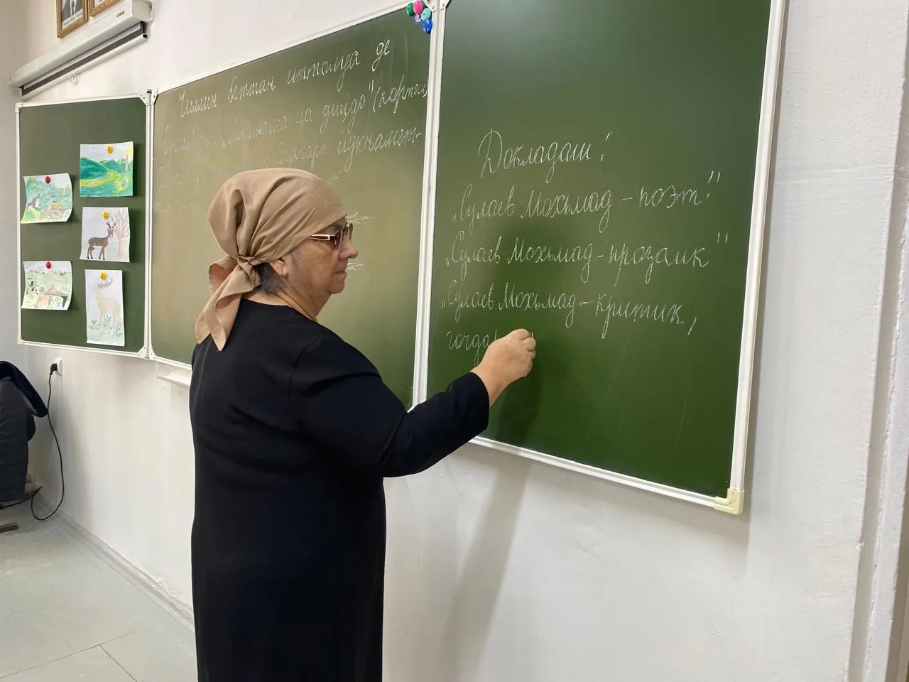10 февраля прошёл открытый урок по чеченской литературе на тему: Сулаев М. «Лаьмнаша ца дицдо». Дена