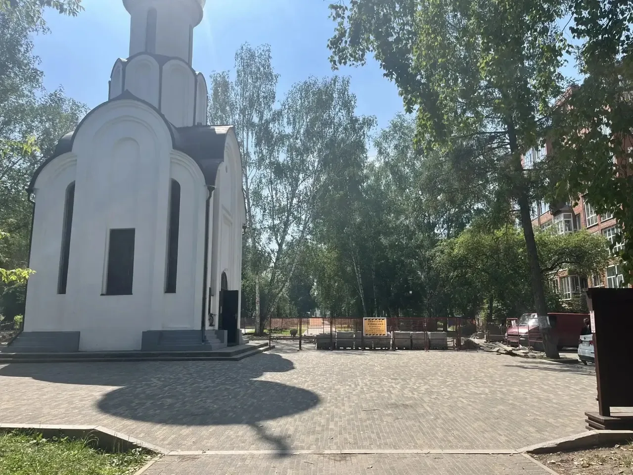 В сквере героев Чернобыля на ул. Дзержинского подрядчик завершает благоустройство после...